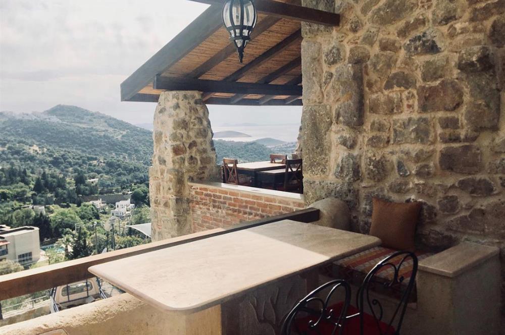 Bodrum Yalıkavak Geriş'te Deniz Manzaralı Satılık Orjinal Taş Ev