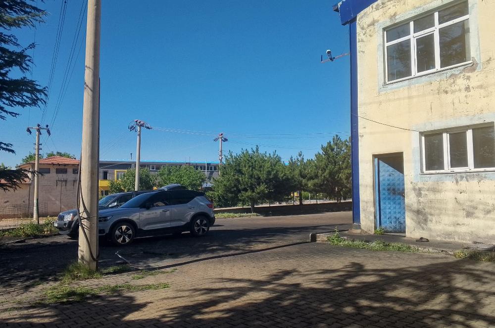 KIRŞEHİR OSB İÇİNDE KÖŞE PARSEL 3.000 m2 KAPALI ALANLI SATILIK FABRİKA