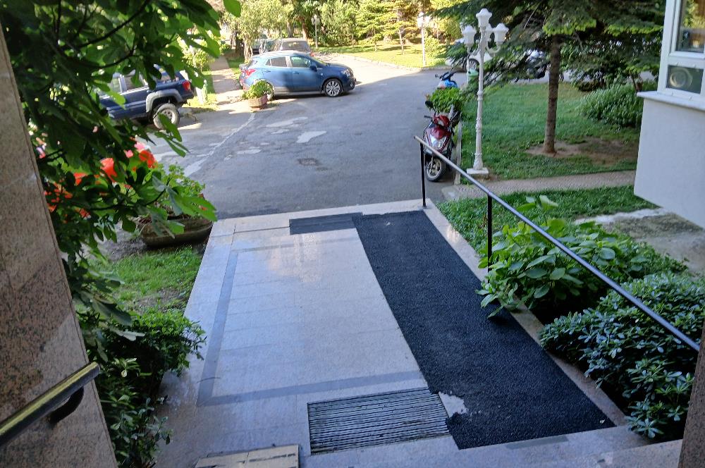 KADIKÖY ERENKÖY MAHALLESİNDE GÜVENLİKLİ GENİŞ BAKIMLI KİRALIÖ