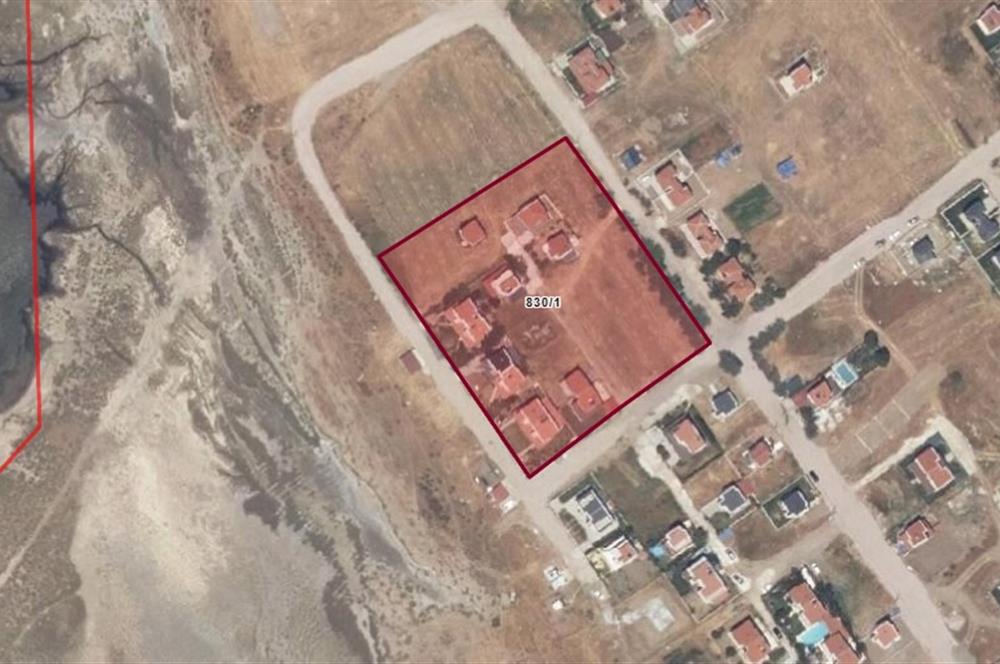 Ayvalık Altınova'da Denize Sıfır Site İçinde 247 m² Villa Arsası