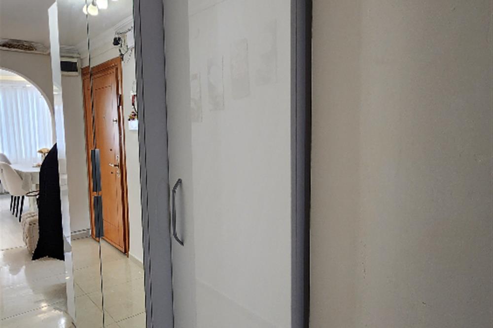 KOZYATAĞINDA BELEDİYE BLOKLARINDA İÇİ FULL YENİLENMİŞ ARAKATTA 2+1