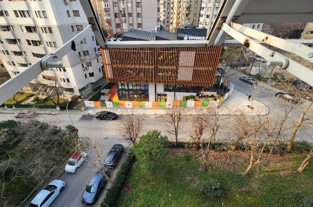 KOZYATAĞINDA BELEDİYE BLOKLARINDA İÇİ FULL YENİLENMİŞ ARAKATTA 2+1