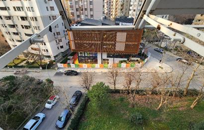 KOZYATAĞINDA BELEDİYE BLOKLARINDA İÇİ FULL YENİLENMİŞ ARAKATTA 2+1