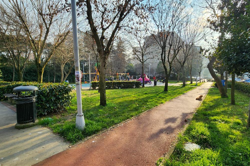 KOZYATAĞINDA BELEDİYE BLOKLARINDA İÇİ FULL YENİLENMİŞ ARAKATTA 2+1