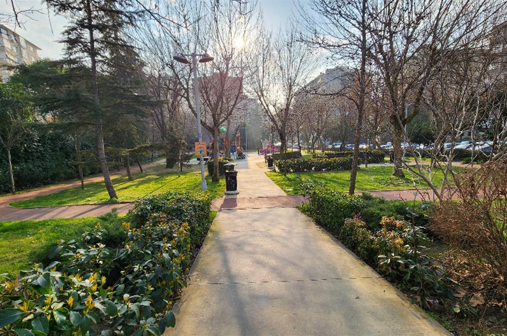 KOZYATAĞINDA BELEDİYE BLOKLARINDA İÇİ FULL YENİLENMİŞ ARAKATTA 2+1