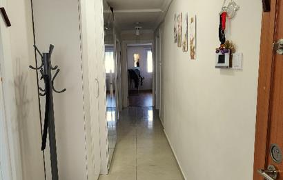 KOZYATAĞINDA BELEDİYE BLOKLARINDA İÇİ FULL YENİLENMİŞ ARAKATTA 2+1