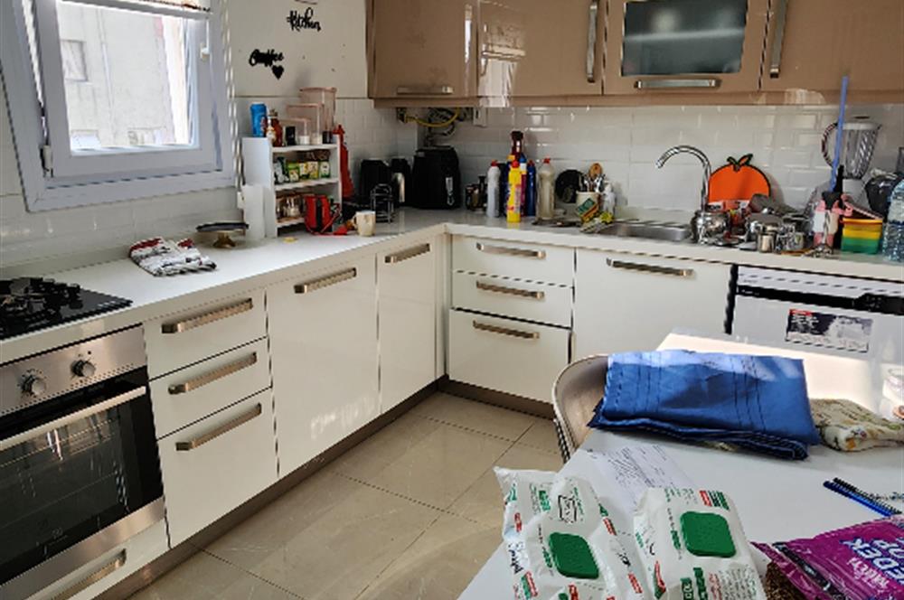 KOZYATAĞINDA BELEDİYE BLOKLARINDA İÇİ FULL YENİLENMİŞ ARAKATTA 2+1