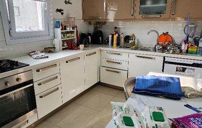 KOZYATAĞINDA BELEDİYE BLOKLARINDA İÇİ FULL YENİLENMİŞ ARAKATTA 2+1