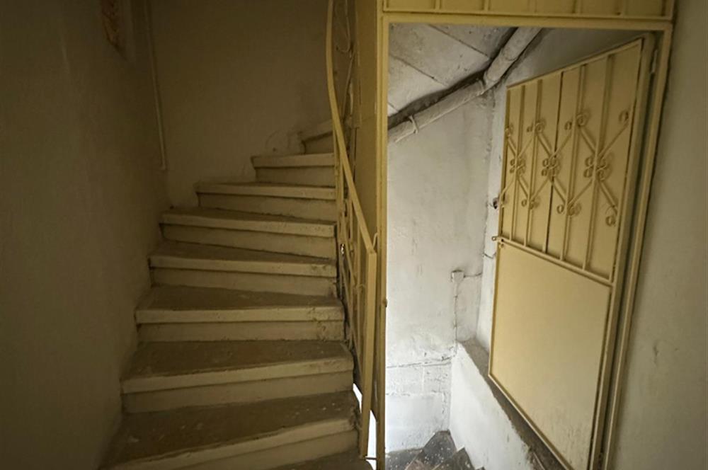 EMİNÖNÜ KÜÇÜKPAZAR'DA SATILIK BİNA(İBN HALDUN ÜNVERSİTESİ YANI)