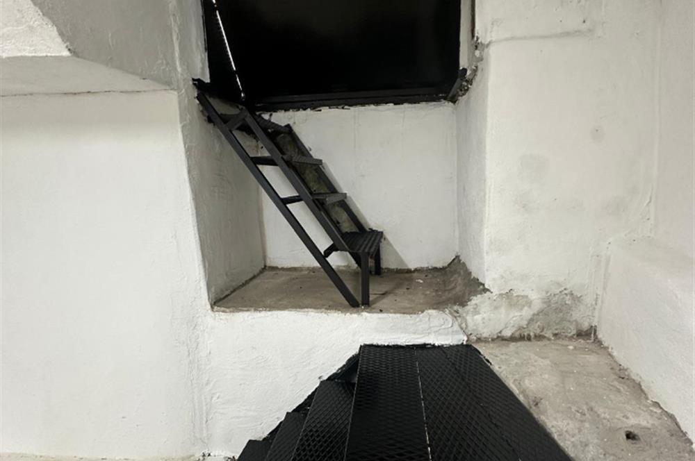 EMİNÖNÜ KÜÇÜKPAZAR'DA SATILIK BİNA(İBN HALDUN ÜNVERSİTESİ YANI)