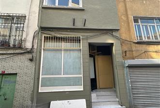 EMİNÖNÜ KÜÇÜKPAZAR'DA SATILIK BİNA(İBN HALDUN ÜNVERSİTESİ YANI)