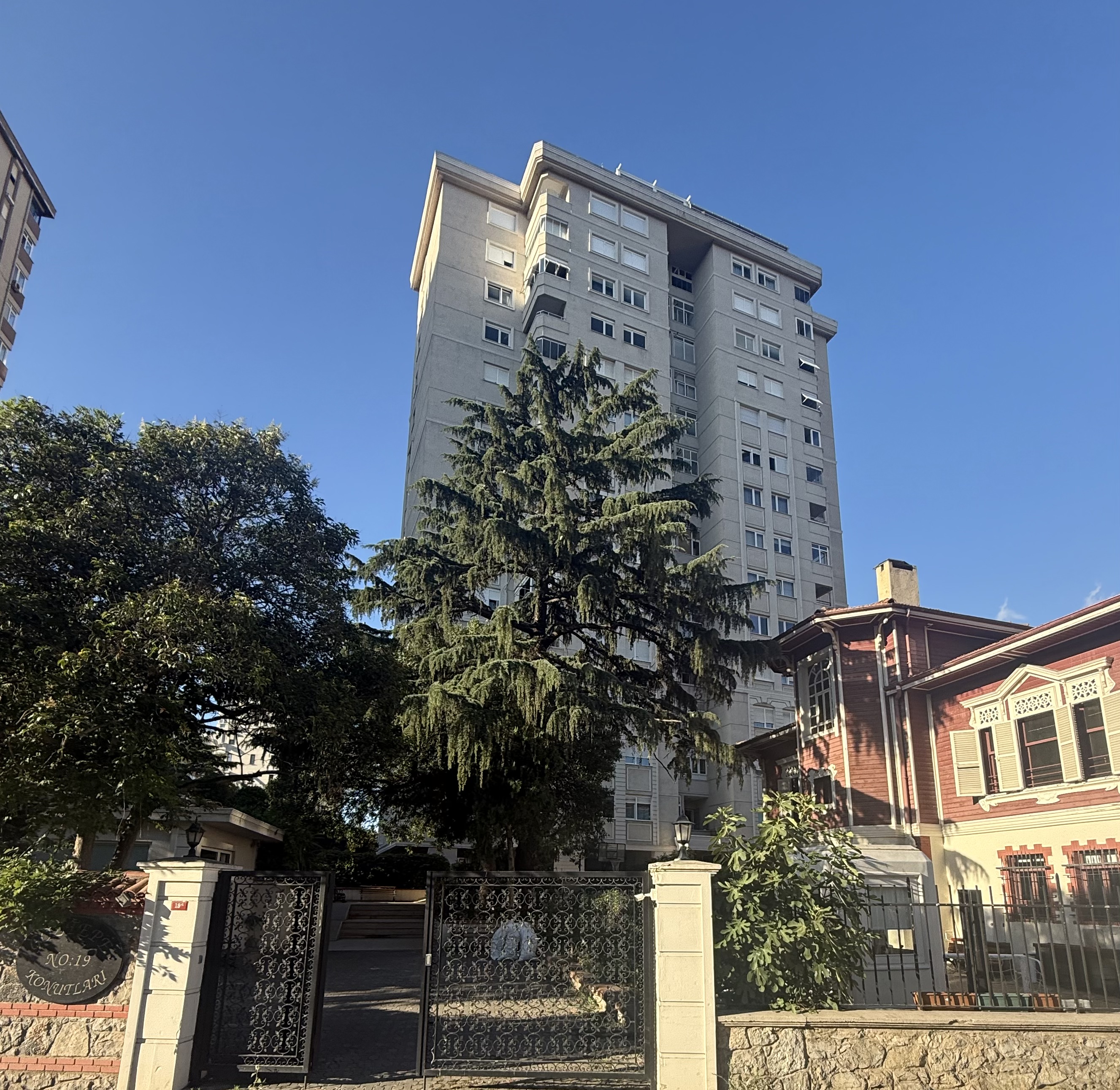 GÖZTEPE KONUTLARI GENİŞ BAKIMLI BALKONLU HAVUZLU 3+1 SATILIK