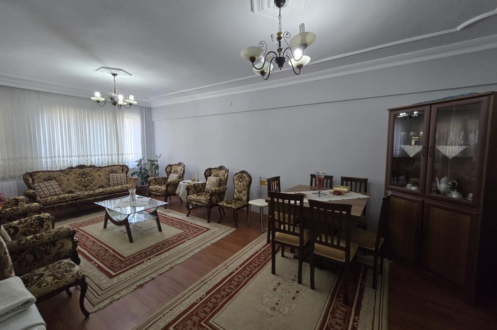 Adalet Mahallesi'nde Cadde Üzeri Önü Açık Ara Kat 3+1 Daire...