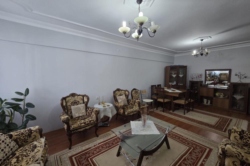 Adalet Mahallesi'nde Cadde Üzeri Önü Açık Ara Kat 3+1 Daire...