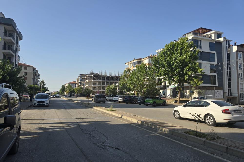 Adalet Mahallesi'nde Cadde Üstü Önü Açık 3+1 Ara Kat Daire...