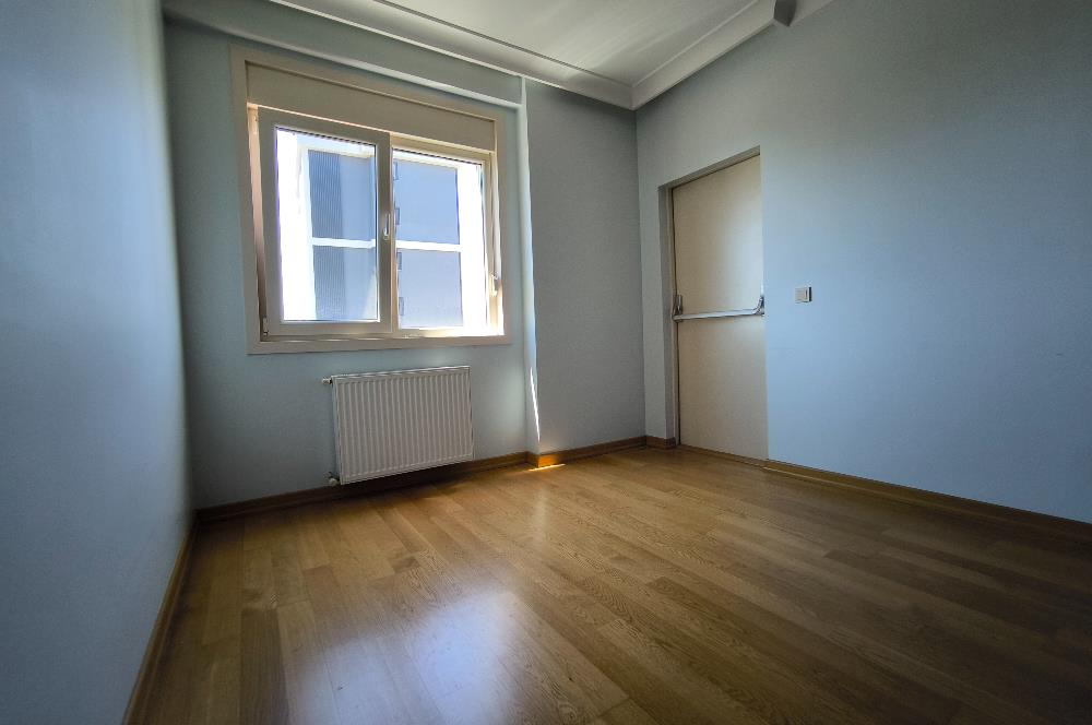 Caddebostan' da deniz manzaralı 3+1 kiralık daire
