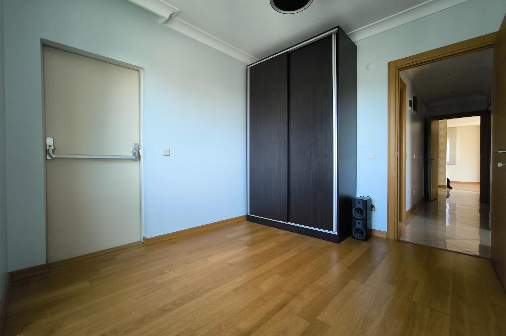 Caddebostan' da deniz manzaralı 3+1 kiralık daire
