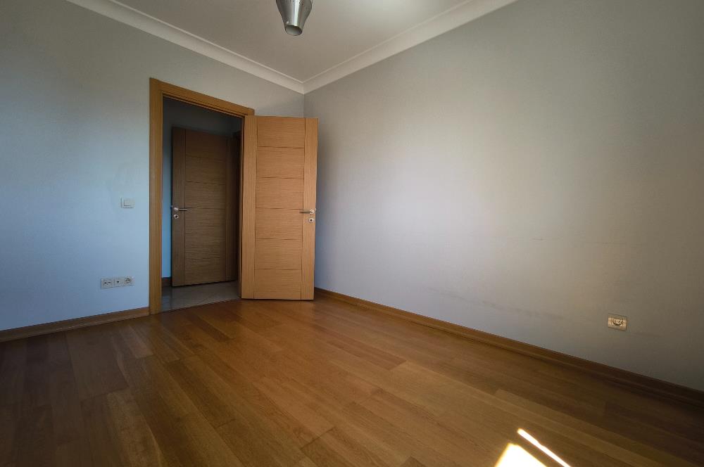 Caddebostan' da deniz manzaralı 3+1 kiralık daire