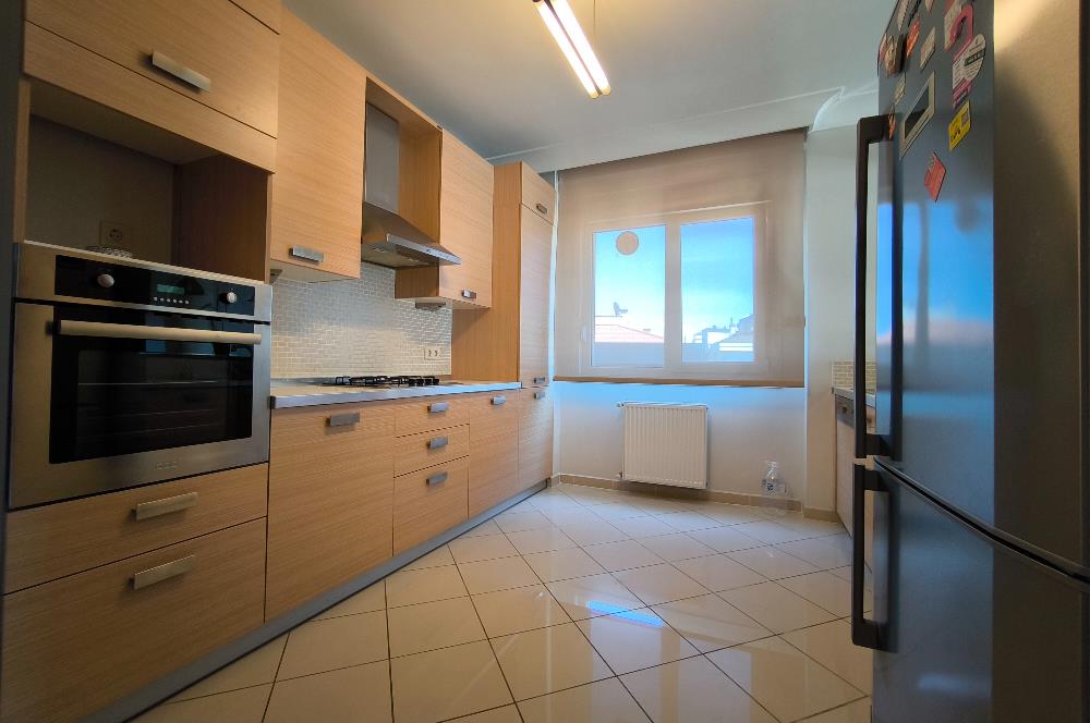 Caddebostan' da deniz manzaralı 3+1 kiralık daire