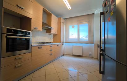Caddebostan' da deniz manzaralı 3+1 kiralık daire