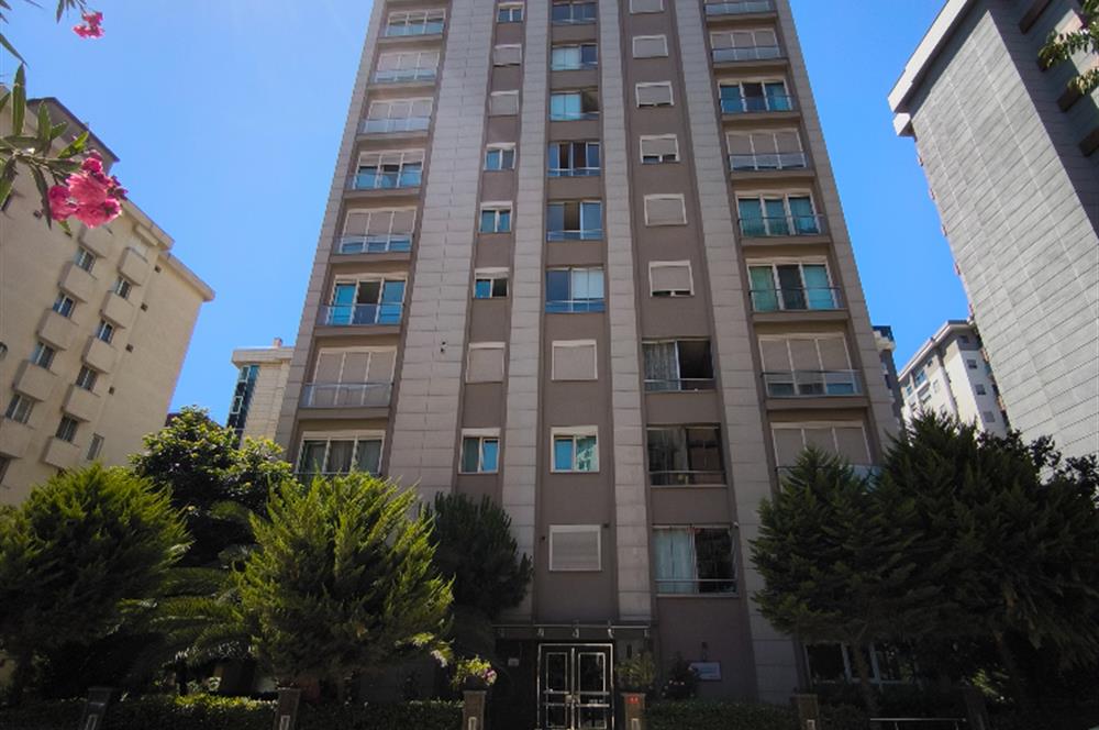 Caddebostan' da deniz manzaralı 3+1 kiralık daire