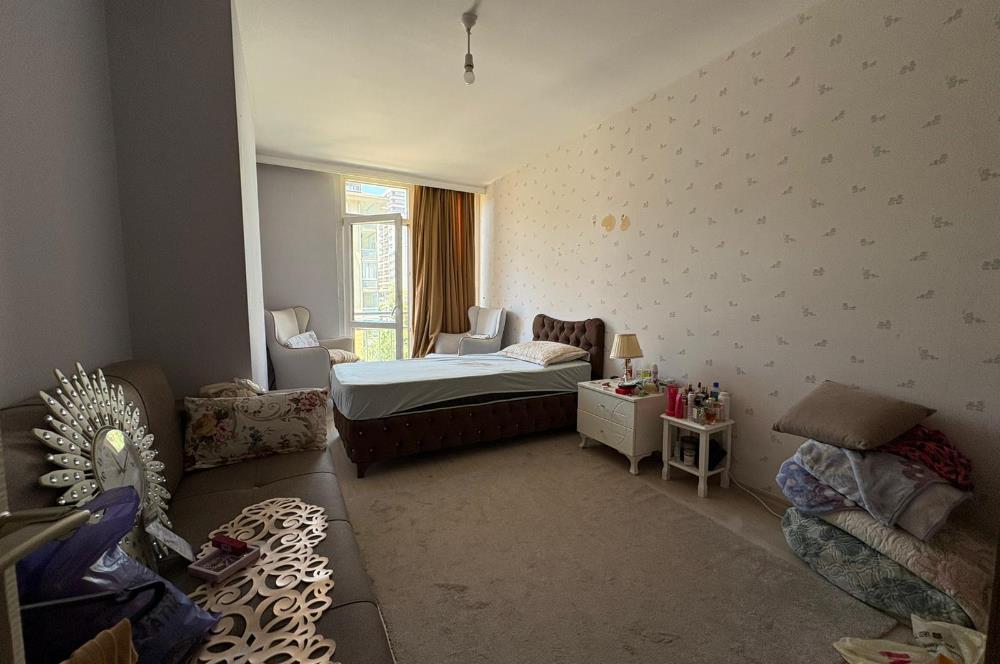 Esenyurt Cumhuriyet Mahallesi'nde Rezidans Konforunda 3+1 Geniş Daire – 150 m² – 3 WC / 2 Banyo