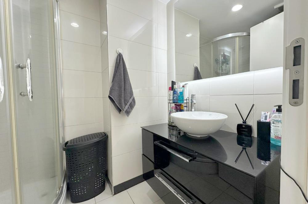 ATAŞEHİR SARİSSA EVLERİNDE HAVUZ MANZARALI 1 + 1 SATILIK DAİRE