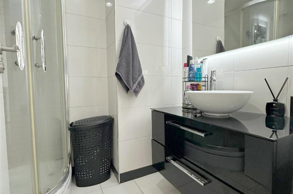 ATAŞEHİR SARİSSA EVLERİNDE HAVUZ MANZARALI 1 + 1 SATILIK DAİRE