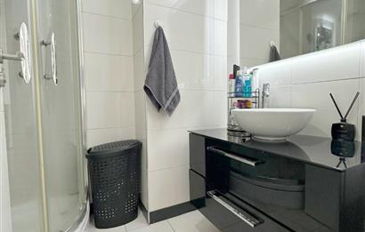 ATAŞEHİR SARİSSA EVLERİNDE HAVUZ MANZARALI 1 + 1 SATILIK DAİRE