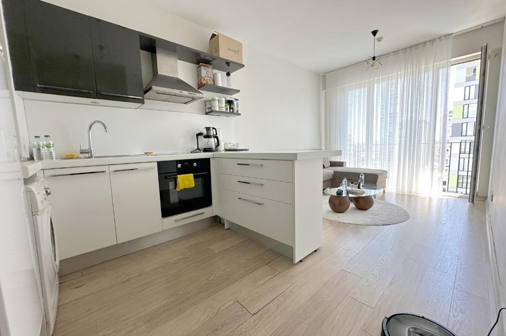 ATAŞEHİR SARİSSA EVLERİNDE HAVUZ MANZARALI 1 + 1 SATILIK DAİRE
