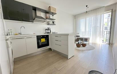ATAŞEHİR SARİSSA EVLERİNDE HAVUZ MANZARALI 1 + 1 SATILIK DAİRE