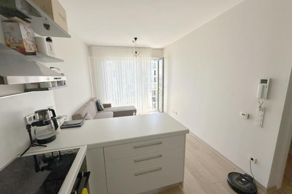 ATAŞEHİR SARİSSA EVLERİNDE HAVUZ MANZARALI 1 + 1 SATILIK DAİRE