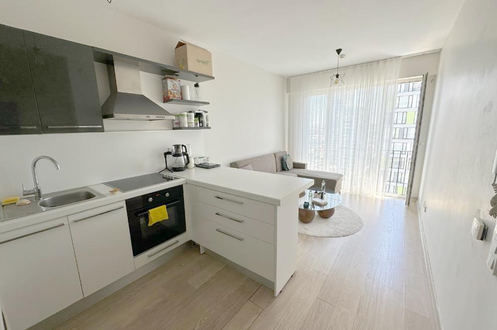 ATAŞEHİR SARİSSA EVLERİNDE HAVUZ MANZARALI 1 + 1 SATILIK DAİRE
