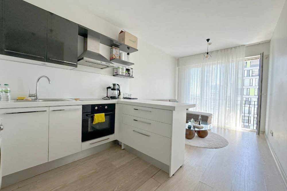 ATAŞEHİR SARİSSA EVLERİNDE HAVUZ MANZARALI 1 + 1 SATILIK DAİRE