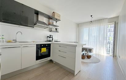 ATAŞEHİR SARİSSA EVLERİNDE HAVUZ MANZARALI 1 + 1 SATILIK DAİRE