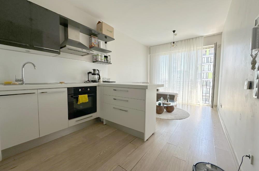 ATAŞEHİR SARİSSA EVLERİNDE HAVUZ MANZARALI 1 + 1 SATILIK DAİRE