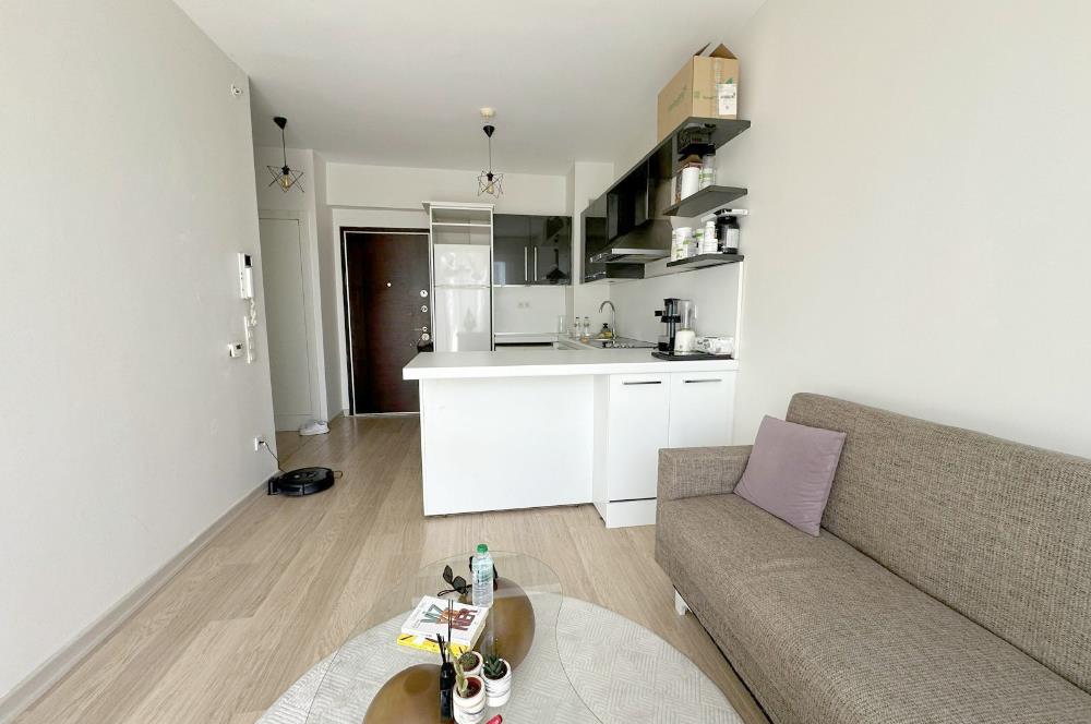 ATAŞEHİR SARİSSA EVLERİNDE HAVUZ MANZARALI 1 + 1 SATILIK DAİRE