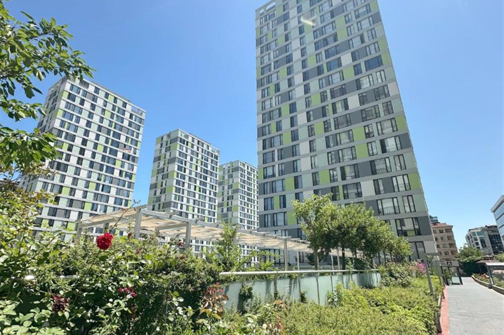 ATAŞEHİR SARİSSA EVLERİNDE HAVUZ MANZARALI 1 + 1 SATILIK DAİRE