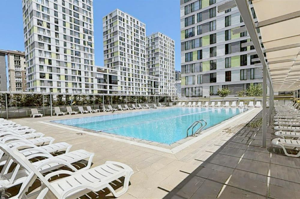 ATAŞEHİR SARİSSA EVLERİNDE HAVUZ MANZARALI 1 + 1 SATILIK DAİRE