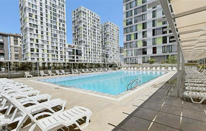 ATAŞEHİR SARİSSA EVLERİNDE HAVUZ MANZARALI 1 + 1 SATILIK DAİRE