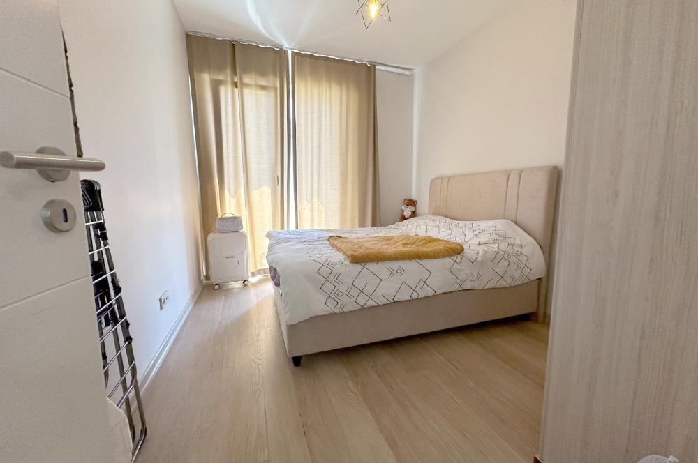 ATAŞEHİR SARİSSA EVLERİNDE HAVUZ MANZARALI 1 + 1 SATILIK DAİRE