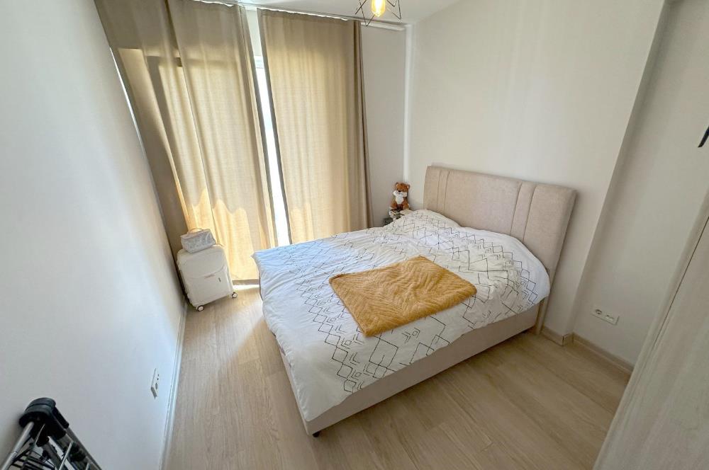 ATAŞEHİR SARİSSA EVLERİNDE HAVUZ MANZARALI 1 + 1 SATILIK DAİRE