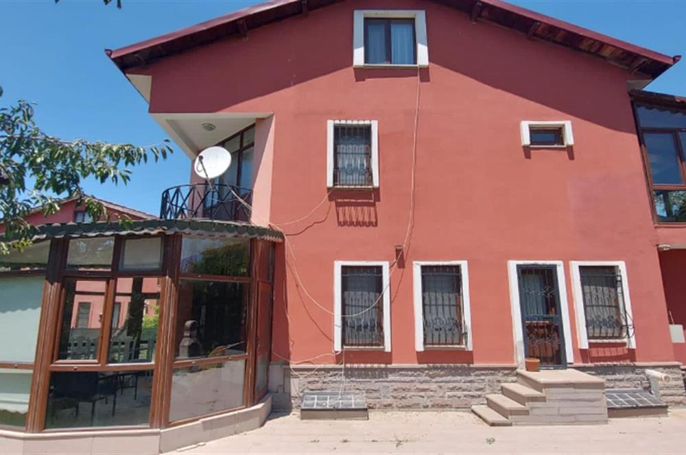 GÖLBAŞI DOĞA SİTESİNDE GENİŞ BAHÇELİ TAM MÜSTAKİL 4+2 VİLLA