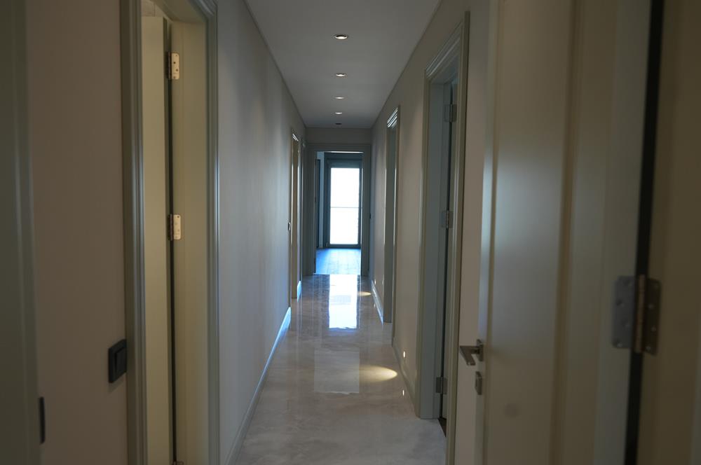 SIFIR KATTA TEK 180M2 NET 4 BANYO 3 BALKON DENİZ MANZARALI 4+1