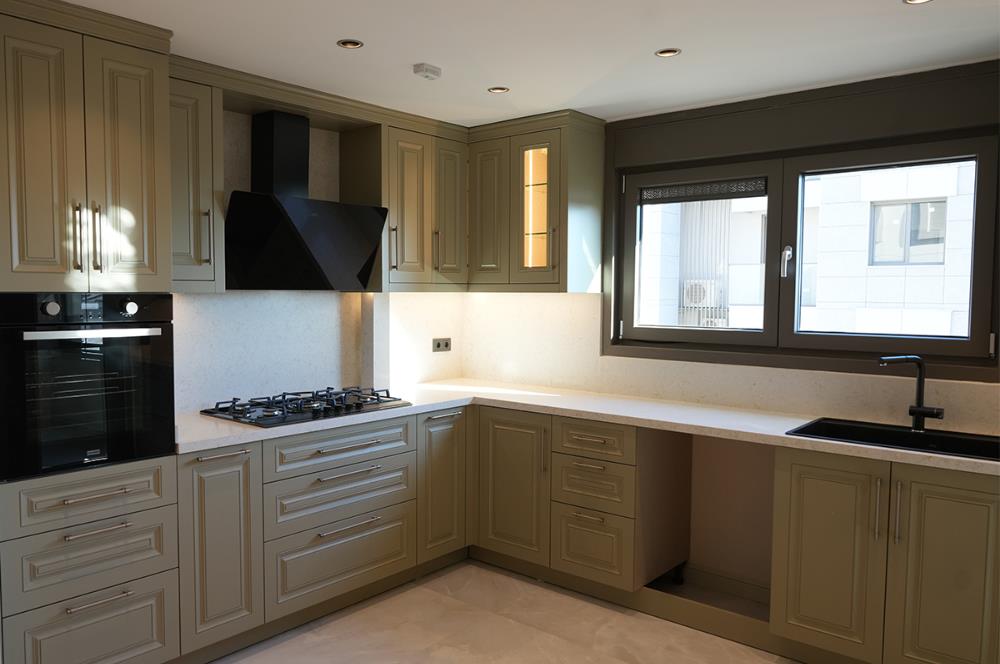SIFIR KATTA TEK 180M2 NET 4 BANYO 3 BALKON DENİZ MANZARALI 4+1