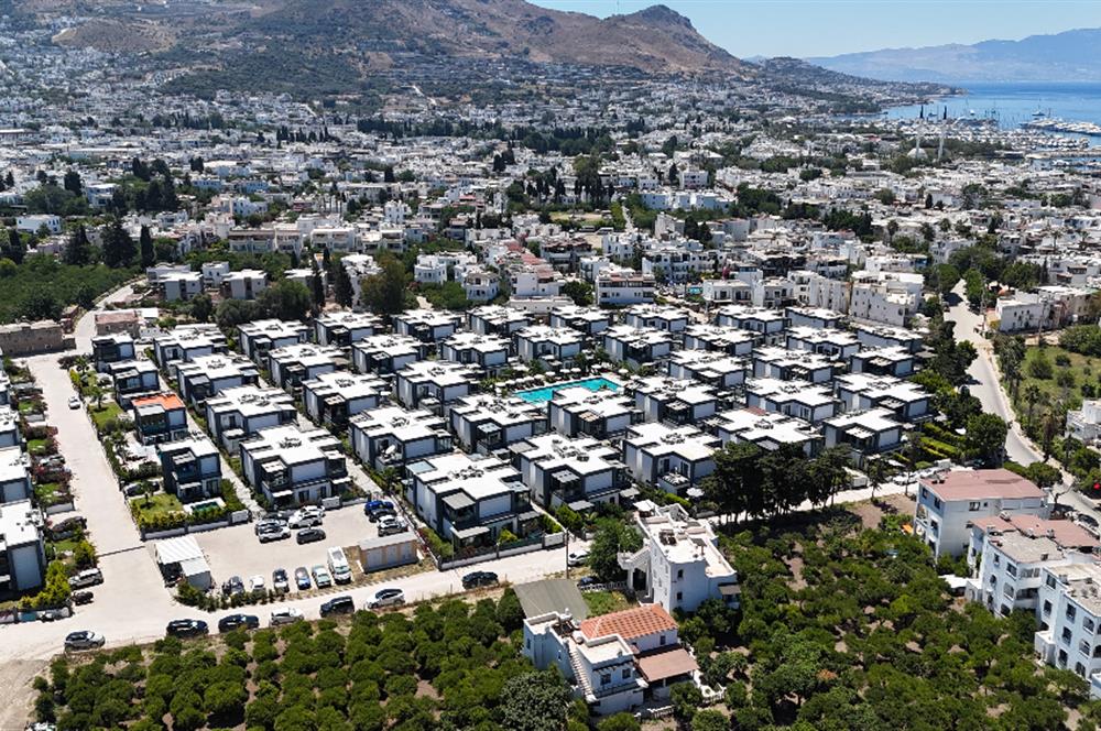 Denize 100m Mesafede Havuzlu V-Marine Turgutreis Sitesinde Satılık 3+1 Dubleks Bahçeli ve Teraslı Villa