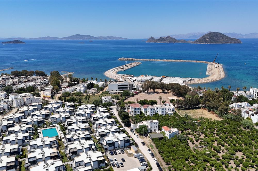 Denize 100m Mesafede Havuzlu V-Marine Turgutreis Sitesinde Satılık 3+1 Dubleks Bahçeli ve Teraslı Villa