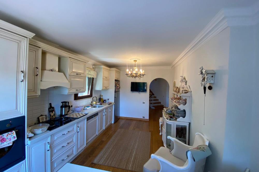 Zekeriyaköy Merkezde Butik Sitede 7+1 Satılık Müstakil Villa