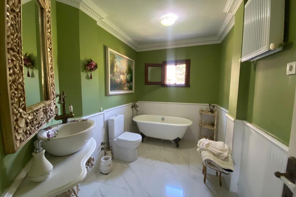 Zekeriyaköy Merkezde Butik Sitede 7+1 Satılık Müstakil Villa