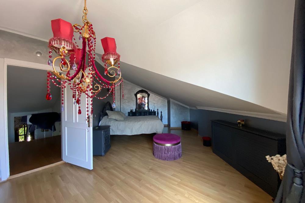Zekeriyaköy Merkezde Butik Sitede 7+1 Satılık Müstakil Villa